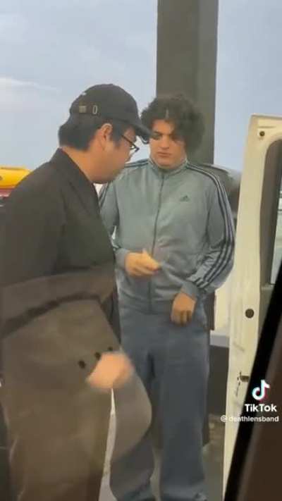 If you look closely, both are still getting gas.