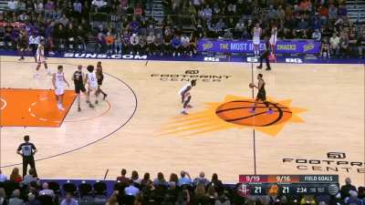[Highlight] Tari Eason snatches the pass before Booker can grab it and then gets the bucket on the other end