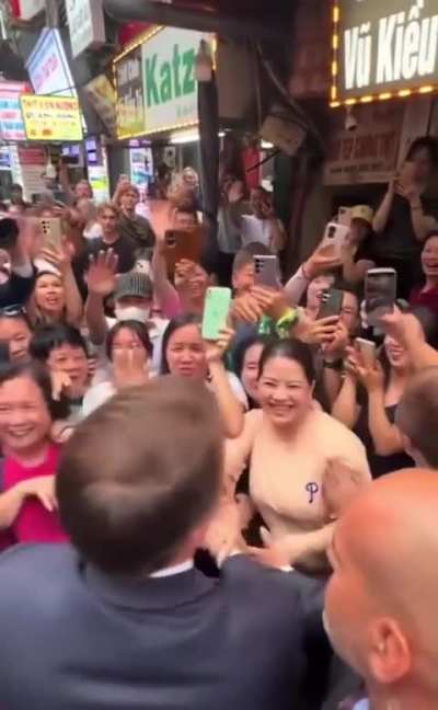 Tuy&ecirc;n l&aacute;o th&igrave; ra rả đ&aacute;nh đuổi thực d&acirc;n, đế quốc. D&acirc;n ch&uacute;ng th&igrave; gặp thực d&acirc;n mừng như gặp cha.