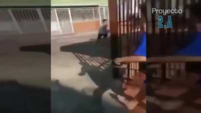 ni&ntilde;o corriendo de la policia con musica de bob esponja