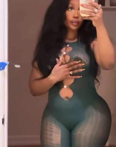 singer Sza is getting more risque showing her nipples, god what a fucking beautiful body