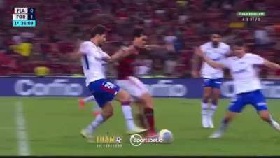 Lance de p&ecirc;nalti pro Flamengo no empate contra o Fortaleza