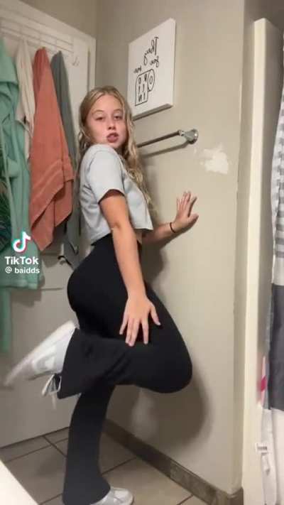 That ass in leggings makes me cum so much 