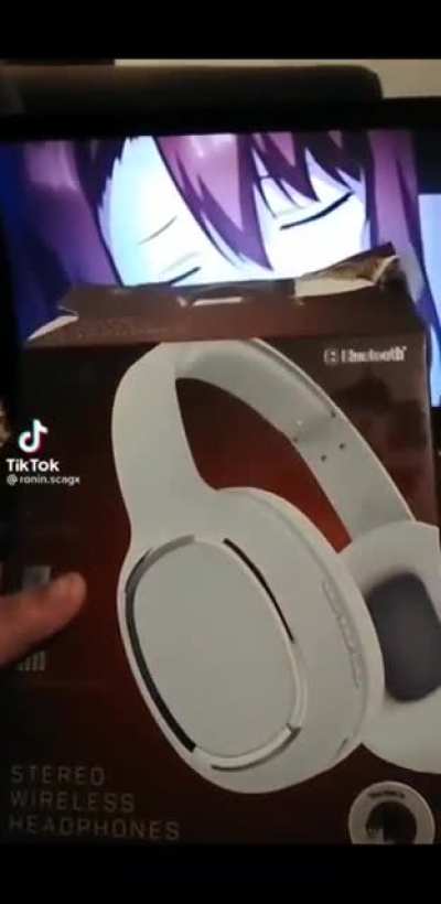 Unboxin the headphone 4429877399.pp