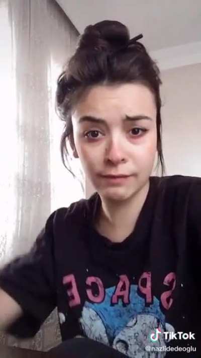 bazı yerlerde sa&ccedil;malamış ama yine de g&uuml;zel bir sitem videosu. 19 yaşındayım &ccedil;oğu şeye katılıyorum. siz ne d&uuml;ş&uuml;n&uuml;yorsunuz lisedeki arkadaslar vs