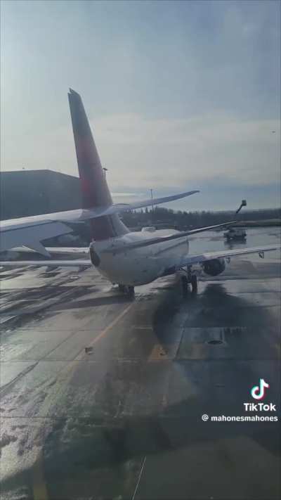 Japan Airlines 787 collided with Delta Air 737 at Seattle Airport