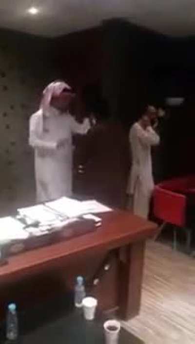 Arab owner and kanglu subordinate have a few words for their porki pathan s̶l̶a̶v̶e̶s̶ migrant-workers, "ummah"
