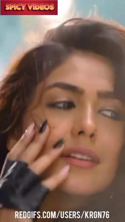 Mrunal Thakur Hot