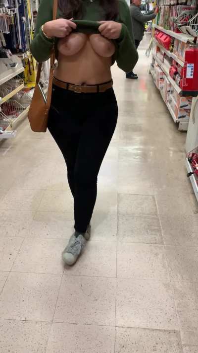 Flashing while shopping should be considered a hobby [gif]