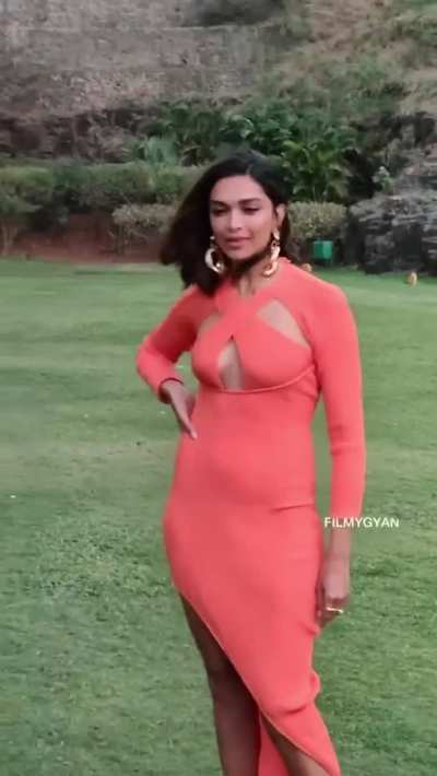 Just look at that body 🍑💦😍Deepika Padukone for Gehraiyaan promotions.
