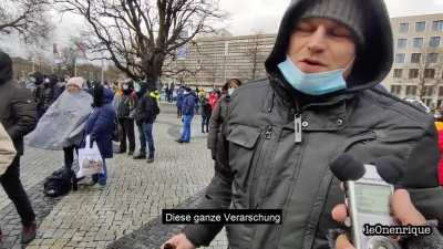 Seit einem Jahr demonstrieren wackere Patrioten und Querdenkende gegen die Maßnahmen. Ich hab mich mal mit denen unterhalten [OC]