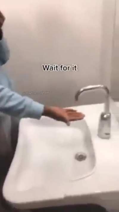 LAVABO RACISTA 😡😡