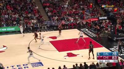 [Highlight] Luka does a nifty behind-the-back and lobs it to Powell for the slam
