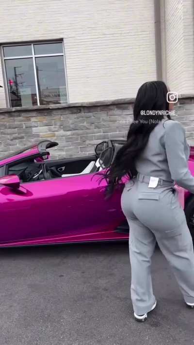 Can barely fit in her pants 😮&zwj;💨