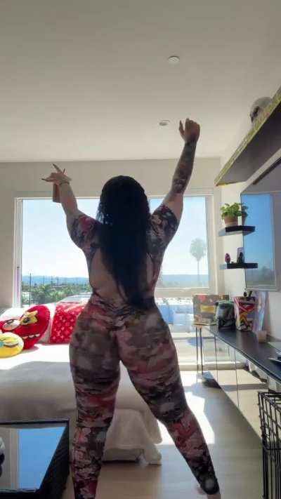 Love the way her body moves 😮&zwj;💨