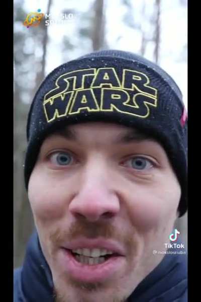 Pov: praeini pro gražią mergina gatvėje.