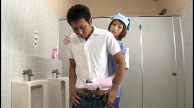 [/r/MenintroubleJAV] Man interrupts cleaning duties and ends up unlucky