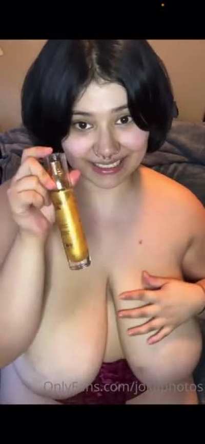 Fat titty latina playing w those massive Veiner&rsquo;s