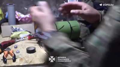 Near Bakhmut, border guards-artillerymen destroyed the Russian Reb station with the 105mm American M101 howitzer. And the attack drones of the "Phoenix" commander hit two enemy 122mm D-30 howitzers. Published June 21, 2024