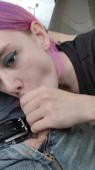 Cute girlfriend loves to finish the job!