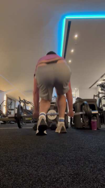 M27 wore wife&rsquo;s panties to the gym 🤭