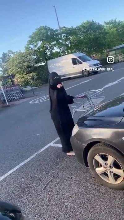 Muslim woman thinks she is allowed to incorrectly park her car because she wears a hijab and abaya, thinks anyone who speaks out is "racist"