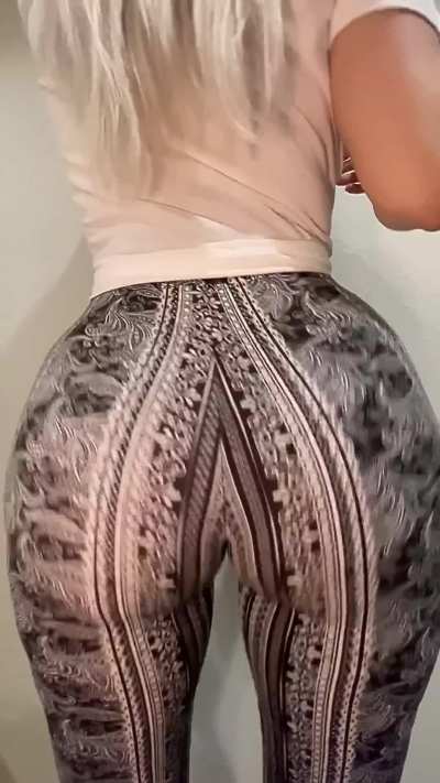 Bought one size down on my leggings and they are skin tight painted on 😈 can&rsquo;t wait to wear these out in public 👀