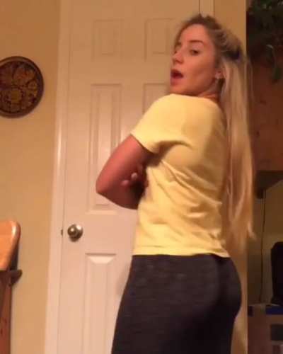 Shaking her ass | nastassia
