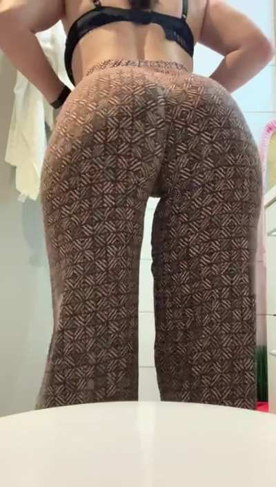 Doing a social experiment to see how many horny guys will actually see my ass tonight 🍑