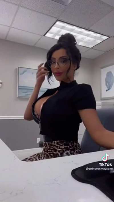 Bimbo secretary 😍