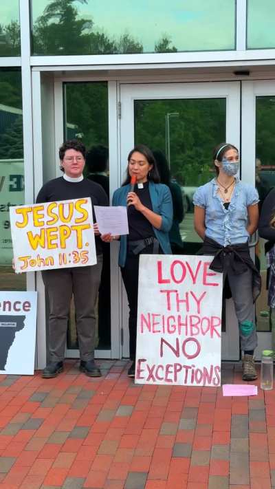 7 faith leaders and clergy arrested after blockading ICE surveillance center
