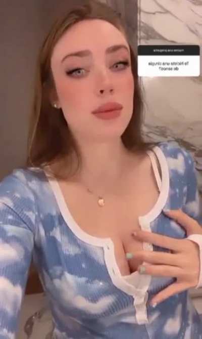 De Instagram. Pregunten siempre sobre sus senos y ella se los tocar&aacute; en la respuesta.