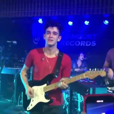 Matty cries while crowd sing Robbers (Pryzm 29.11.18) Wholesome af 😭