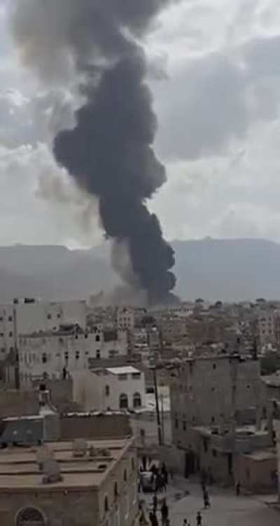 Video of an Israeli airstrike that reportedly destroyed the entirety of Sanna's Airport in Yemen (06-05-25 ~15:50)