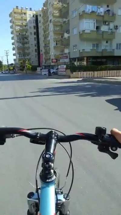 Bisikletle giderken yolda arabanın aynasına &ccedil;arpıp ka&ccedil;maya &ccedil;alışan mal