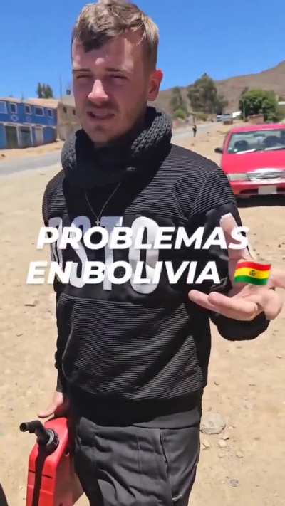 Un argentino en Bolivia contó que para que le carguen nafta lleva su bidón y la moto la deja escondida para que no le vean la patente argentina.