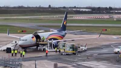 Birmingham (EGBB) ground crew trying to fit horse stalls meant for a Saudi Cargo 777F into a West Atlantic 737F