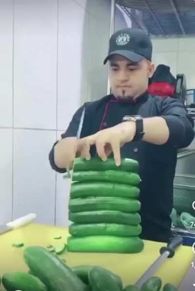 Doesn&rsquo;t even need to look while cutting