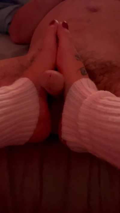 Love feeling your heartbeat pick up as I stroke your cock between my big feet 🤤