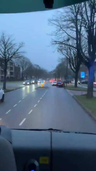 How people in the Netherlands give way to an ambulance