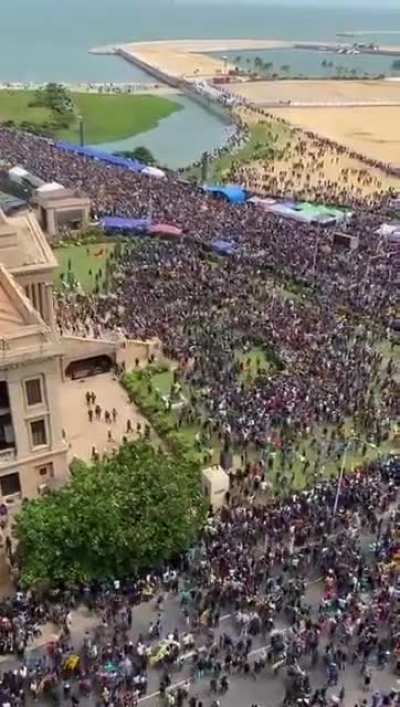 Sri Lanka: Les manifestants viennent de prendre le contr&ocirc;le de la r&eacute;sidence du pr&eacute;sident, qui a fui quelques minutes avant