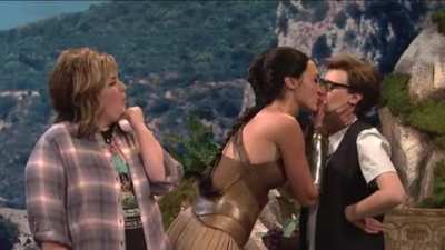 Gal Gadot kissing Kate McKinnon in SNL
