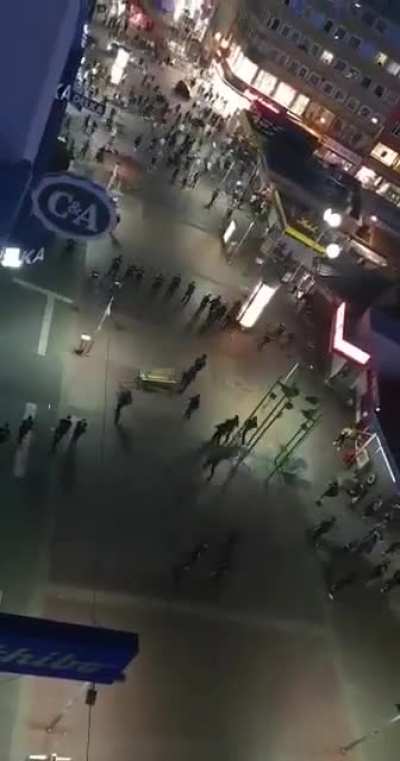 Viyana'da T&uuml;rklere kavga etmeye &ccedil;alışıp başaramadıkları i&ccedil;in ka&ccedil;an k*rtler hakkında ne d&uuml;ş&uuml;n&uuml;yorsunuz?