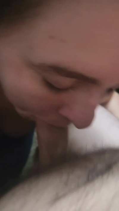 Super loud and submissive slut receiving a gag-filled face fuck 😈