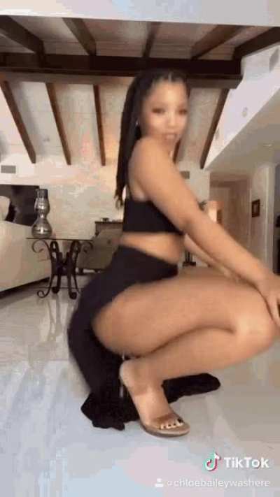 I can’t stop looking at Chloe Bailey ass in this