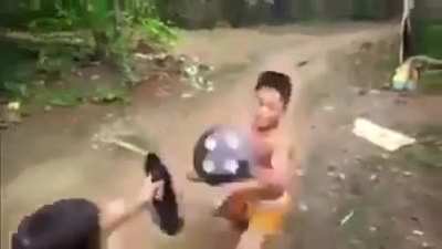 *Terminan de exponer en clase con cartulinas* Las pibas: Tiren eso, s&oacute;lo es basura. Los panas: