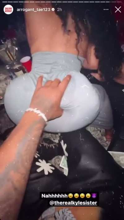 Tae grabbing that mf 🍑