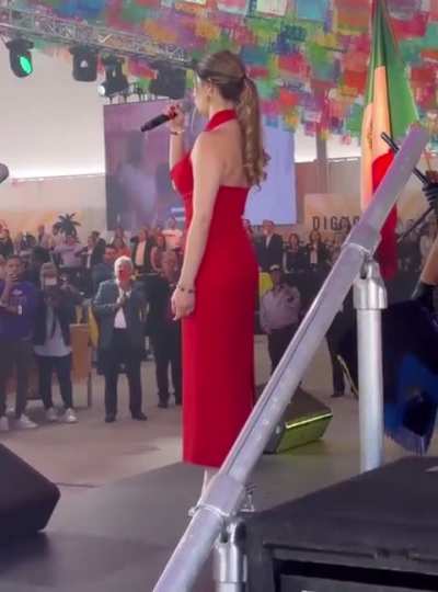 Frida Sof&iacute;a Guzm&aacute;n Mu&ntilde;oz (granddaughter of El Chapo) singing the Mexican National Anthem 