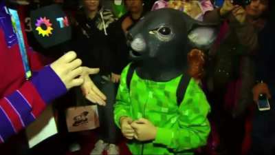 nadie l0 pidi0 per0 hice t0da la canci0n de Astr0b0y c0n imagenes rand0m de g00gle, esper0 q les guste y q el dumerl0rd l0 pueda ver, les mand0 un miu a t0d0s &amp;lt;3