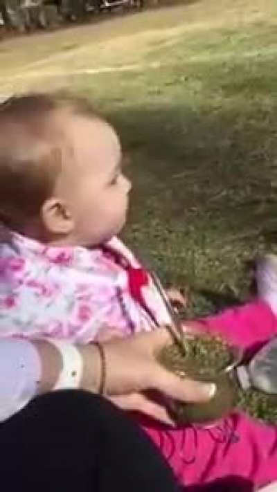 Beb&eacute; prueba mate por primera vez